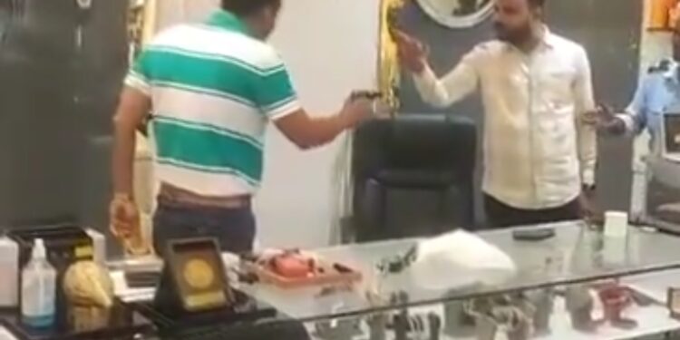 लखनऊ मे ज्वेलरी शोरूम में पिस्टल के साथ दबंगई का वीडियो