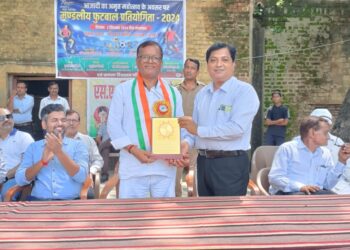 फुटबॉल प्रतियोगिता का सफल आयोजन एस०ए०वी० इंटर कॉलेज में हुआ 