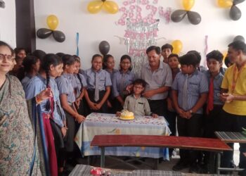 छात्र-छात्राओं ने गुरुजनों के साथ केक काटकर हर्षो उल्लास के साथ शिक्षक दिवस मनाया