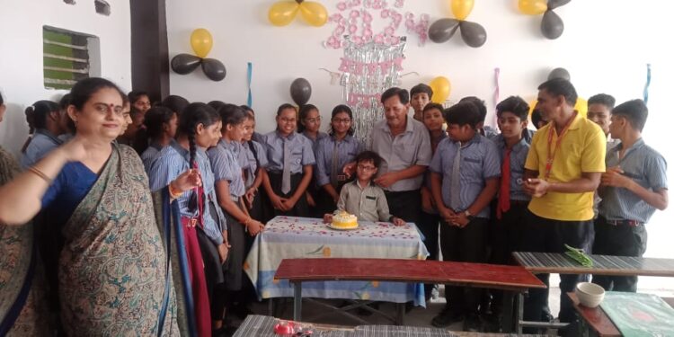 छात्र-छात्राओं ने गुरुजनों के साथ केक काटकर हर्षो उल्लास के साथ शिक्षक दिवस मनाया