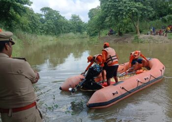 कुशीनगर शुक्रवार को एसडीआरएफ की टीम नदी में युवक की तलाश में जुटी