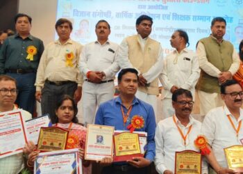 शिक्षा के क्षेत्र में उत्कृष्ट कार्य करने पर भरथना की शिक्षक और शिक्षिका को मिला सम्मान