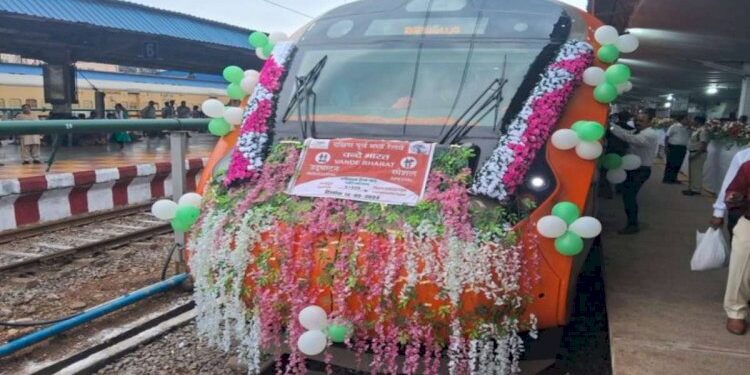 छत्तीसगढ़ को मिली वंदे भारत ट्रेन की सौगात, प्रधानमंत्री मोदी ने दिखाई हरी झंडी..