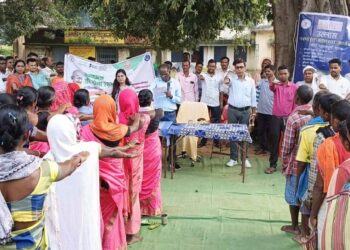 कलेक्टर एवं सीईओ ने किया विकासखण्ड शंकरगढ़ का सघन दौरा
