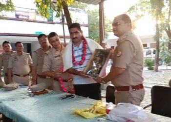 स्थानांतरित एसआई प्रेमचंद्र को प्रभारी निरीक्षक समेत सहकर्मियों ने भावभीनी विदाई
