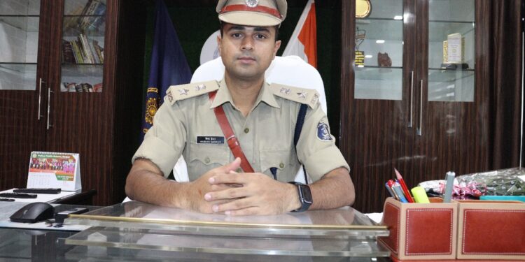 बलरामपुर के नए पुलिस अधीक्षक ने पदभार ग्रहण किया…