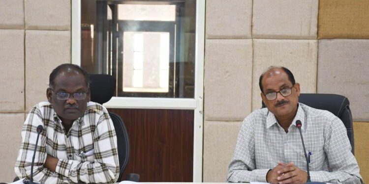 बलरामपुर कलेक्टर ने ली शिक्षा विभाग की समीक्षा बैठक…