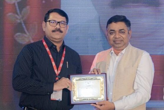 डॉ कैलाश वियतनाम में हुए सम्मानित ।