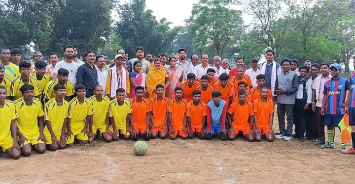 सामरी विधायक ने कोरंधा में फुटबॉल प्रतियोगिता का समापन किया..