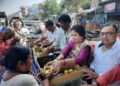 हिंदू मुस्लिम में नवमी पर फल वितरण करया नेक काम