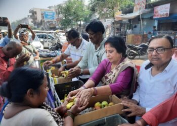 हिंदू मुस्लिम में नवमी पर फल वितरण करया नेक काम