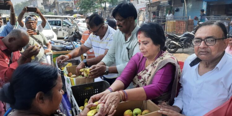 हिंदू मुस्लिम में नवमी पर फल वितरण करया नेक काम