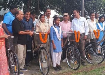 सामरी विधायक उद्देश्वरी पैकरा का सरस्वती सायकल वितरण कार्यक्रम