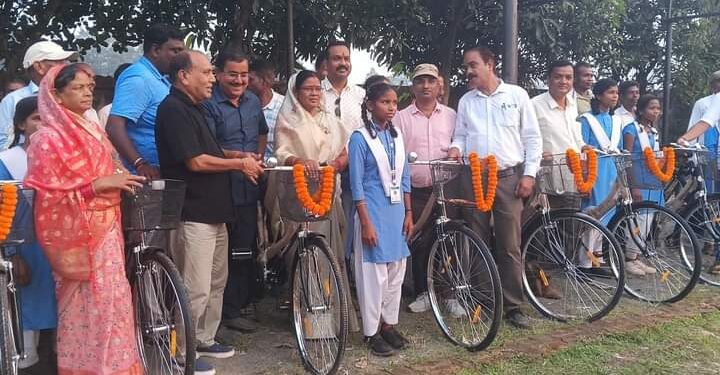 सामरी विधायक उद्देश्वरी पैकरा का सरस्वती सायकल वितरण कार्यक्रम
