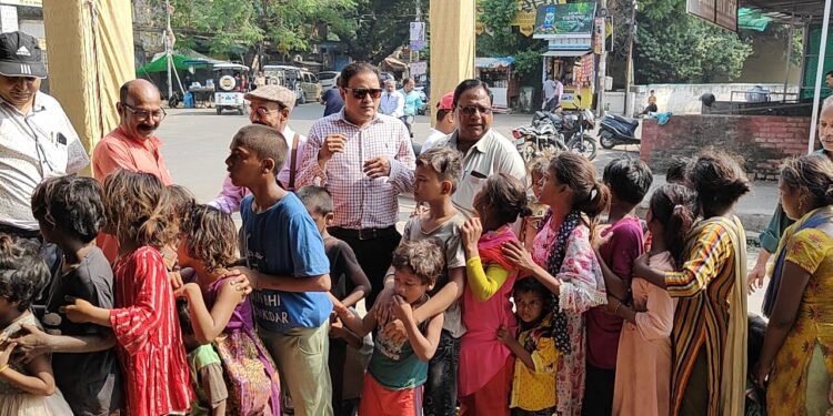 मारवाड़ इंटर कॉलेज के सामने हैप्पी मैरिज हॉल के गेट पर इंडियन ह्यूमन राइट्स ऑर्गनाइजेशन