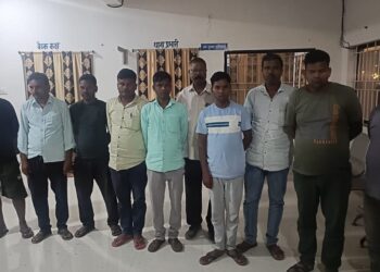 बलरामपुर पुलिस की कार्रवाई: 11 जुआरी गिरफ्तार, 88,200 रुपये और ताश पत्ते जब्त..