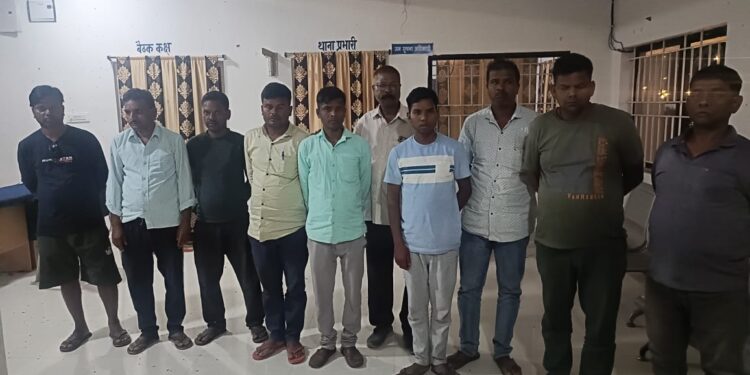 बलरामपुर पुलिस की कार्रवाई: 11 जुआरी गिरफ्तार, 88,200 रुपये और ताश पत्ते जब्त..