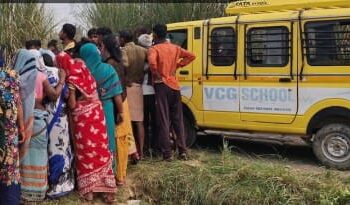 बच्चों से भरी स्कूल वैन और बाइक में टक्कर,बाइक सवार युवक की मौत