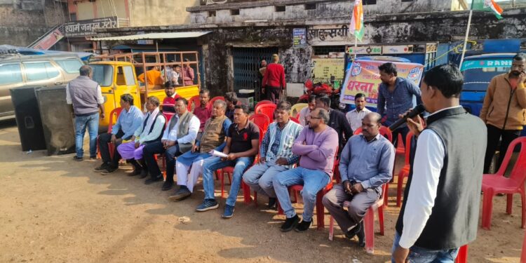 कुसमी: युवा कांग्रेस ने बलरामपुर में बिगड़ती क़ानून व्यवस्था के खिलाफ धरना प्रदर्शन किया