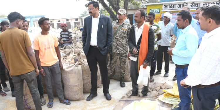 बलरामपुर कलेक्टर ने तातापानी धान उपार्जन केंद्र का किया निरीक्षण, किसानों से की चर्चा..