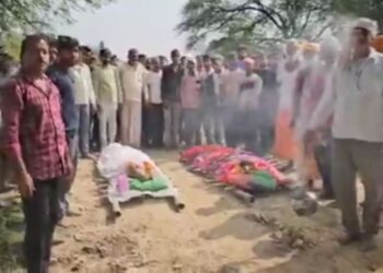 पति की मौत, 20 मिनट बाद पत्नी ने दम तोड़ा:रोते-रोते जमीन पर गिरीं : झांसी में एक चिता पर अंतिम संस्कार