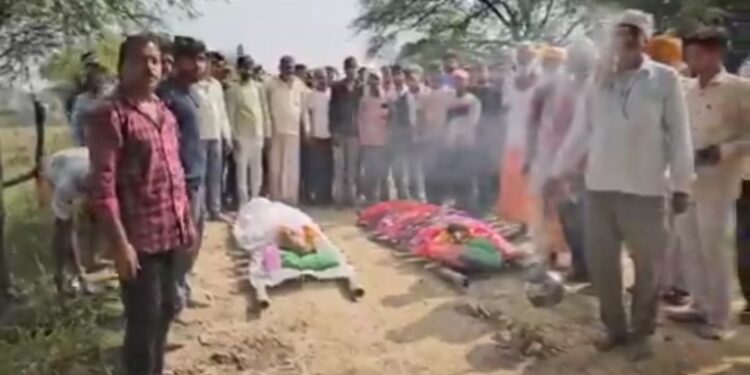 पति की मौत, 20 मिनट बाद पत्नी ने दम तोड़ा:रोते-रोते जमीन पर गिरीं : झांसी में एक चिता पर अंतिम संस्कार