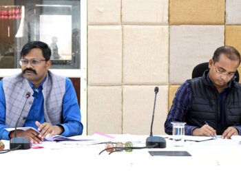 बलरामपुर कलेक्टर श्री कटारा ने राजस्व अधिकारियों की समीक्षा बैठक में दिया त्वरित निराकरण के निर्देश..