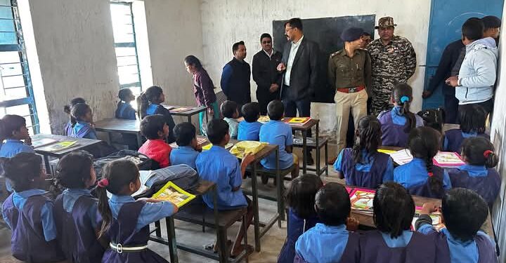 बलरामपुर कलेक्टर और एसपी ने ब्लाक कुसमी के आदिवासी बाहुल्य गांवों का दौरा, ग्रामीणों से सीधी बातचीत कर विकास कार्यों की समीक्षा की..