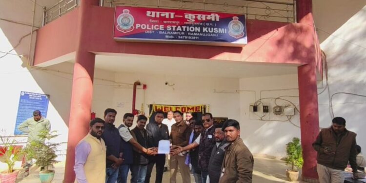 कुसमी: ठेकेदार ने पत्रकार अमित सिंह को जान से मारने की धमकी दी, पत्रकारों ने कुसमी थाने में सख्त कार्रवाई करने की मांग..