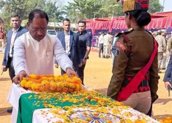 छत्तीसगढ़ नक्सली हमले में शहीद जवानों को श्रद्धांजलि, सीएम विष्णुदेव साय ने शहीदों के परिवार से की मुलाकात..