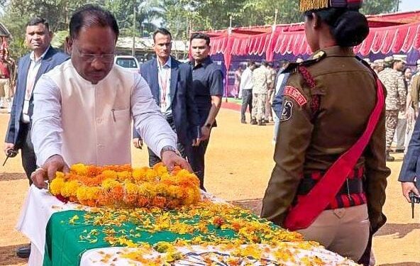 छत्तीसगढ़ नक्सली हमले में शहीद जवानों को श्रद्धांजलि, सीएम विष्णुदेव साय ने शहीदों के परिवार से की मुलाकात..