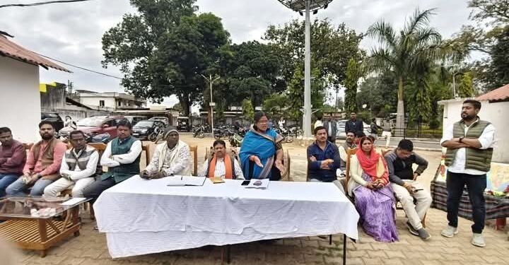 विधायक उद्धेश्वरी पैकरा ने शंकरगढ़ में त्रिस्तरीय पंचायत चुनाव को लेकर राय शुमारी बैठक में लिया हिस्सा..