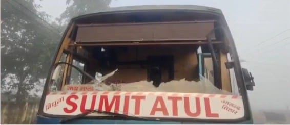 सवारी लेकर नोएडा से बिधूना जा रही बस में की तोड़फोड़,