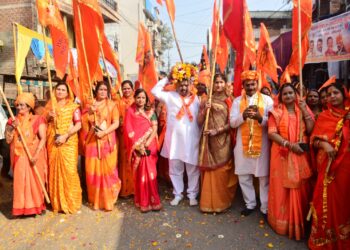 3 किलोमीटर लंबी यात्रा में 100 से अधिक मंच से स्वागत, महिला केसरिया साड़ी, पुरुष सफेद वेश में धर्म ध्वज लेकर निकले- 