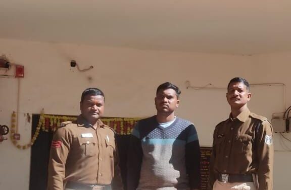कुसमी पुलिस ने नारायणपुर थाना को सुपुर्द किया स्थाई वारंटी मकबूल आलम को..