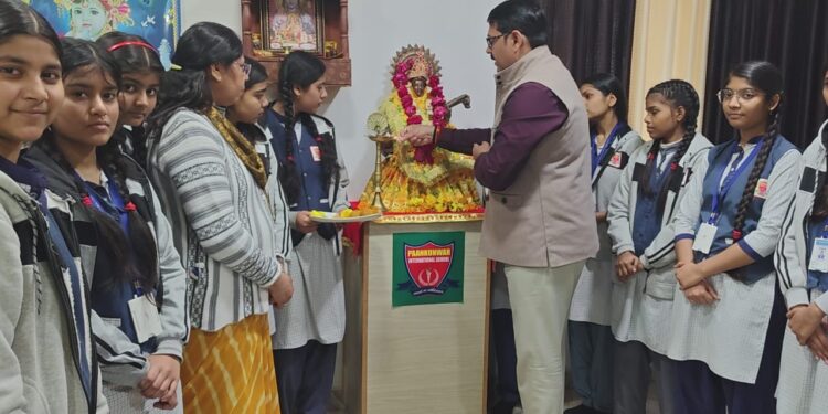 बसंत पंचमी का पर्व पान कुंवर इंटरनेशनल स्कूल इटावा में हर्षोल्लास के साथ मनाया गया