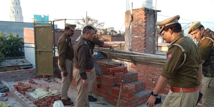 PM आवास की निर्माणाधीन दीवार गिरने से हादसा