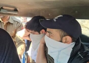 کٹھوعہ پولیس نے لکھن پور میں 2 کشمیری باشندوں کو 2_3 کروڑ روپے نقدی کے ساتھ گرفتار کیا۔