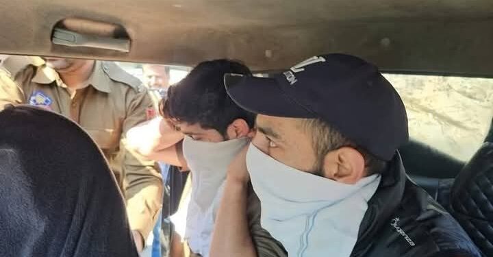 کٹھوعہ پولیس نے لکھن پور میں 2 کشمیری باشندوں کو 2_3 کروڑ روپے نقدی کے ساتھ گرفتار کیا۔