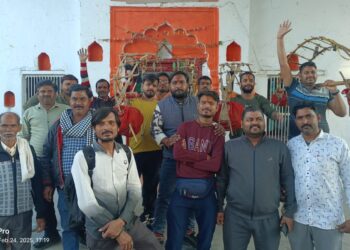 भगवान शंकर के जयघोष लगाकर दो दर्जन से अधिक कांवरियों का जत्था श्रंगीरामपुर रवाना हुआ