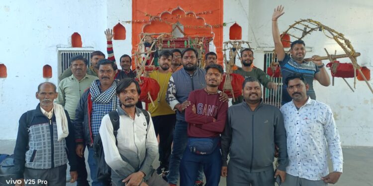 भगवान शंकर के जयघोष लगाकर दो दर्जन से अधिक कांवरियों का जत्था श्रंगीरामपुर रवाना हुआ