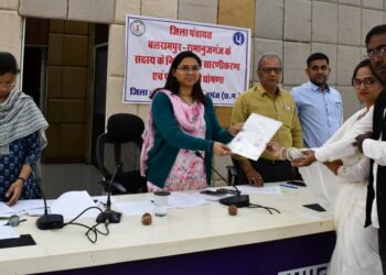 बलरामपुर: तीसरे चरण के मतदान में नवनिर्वाचित जिला पंचायत सदस्यों को दिया गया प्रमाण पत्र..