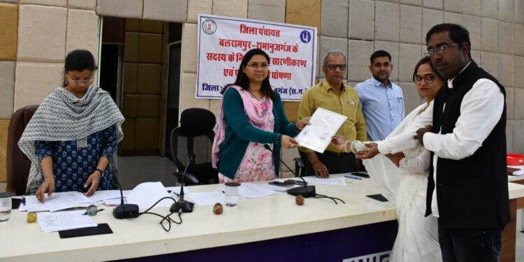 बलरामपुर: तीसरे चरण के मतदान में नवनिर्वाचित जिला पंचायत सदस्यों को दिया गया प्रमाण पत्र..