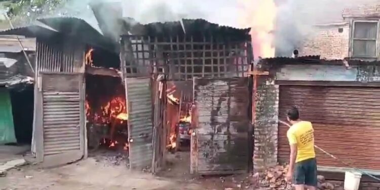 ई रिक्शा  चार्जिंग पॉइंट में आग