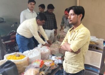 खाघ विभाग की मिलावटखोरों के खिलाफ कार्रवाई, मिठाईयों के नमूने भरे