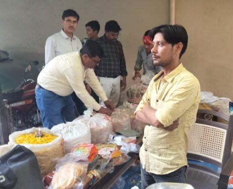 खाघ विभाग की मिलावटखोरों के खिलाफ कार्रवाई, मिठाईयों के नमूने भरे