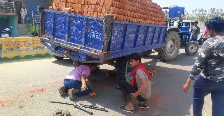 ईंटों से लदी ट्रेक्टर ट्रॉली का बीच रास्ते टायर फटने से अफरा तफरी