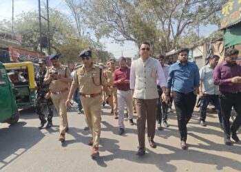 DM/SSP ने होली ईद के त्यौहार मद्देनजर भरथना में सुरक्षा व्यवस्था का जायजा लेते हुए पैदल भ्रमण किया