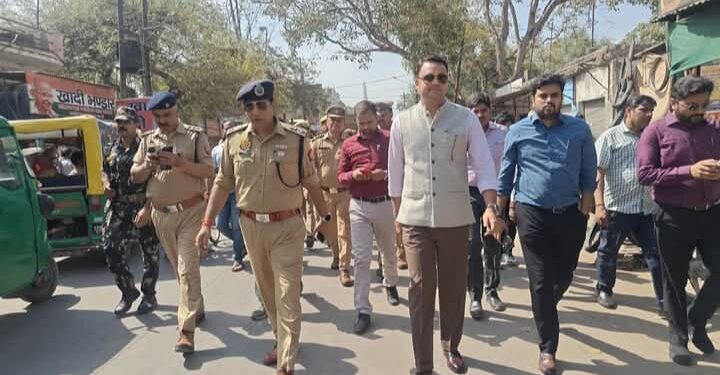 DM/SSP ने होली ईद के त्यौहार मद्देनजर भरथना में सुरक्षा व्यवस्था का जायजा लेते हुए पैदल भ्रमण किया