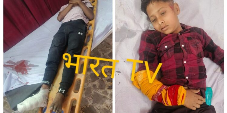 ओवरटेक के दौरान मिनी लोडर की टक्कर से सौ मीटर दूर घिसटे बाइक सवार दो किशोर घायल हो गए। दोनों घायलों को प्राथमिक उपचार के बाद जिला अस्पताल रैफर किया गया।